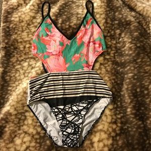 Cupshe floral swimsuit never worn size M